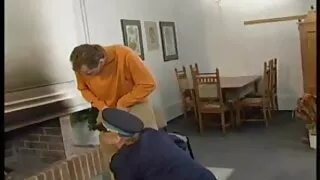 Poussin dans des vêtements érotiques écarte ses jambes pour le bon coin porno la bite